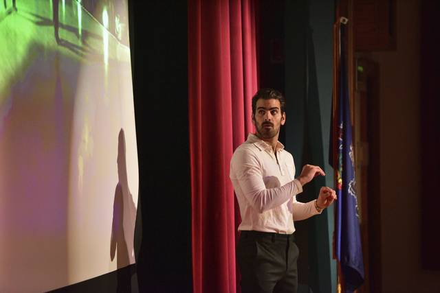 Deaf model, actor Nyle DiMarco surprises students